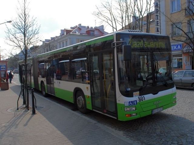 Gdy kontrolerka zagrodziła wyjście, Kamil uderzył ją łokciem w klatkę piersiową. Wtedy pokrzywdzona wypadła z autobusu przez otwarte drzwi.