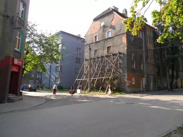 Róg ulic Reymonta i Kochanowskiego. Budynków w takim stanie jest w mieście znacznie więcej