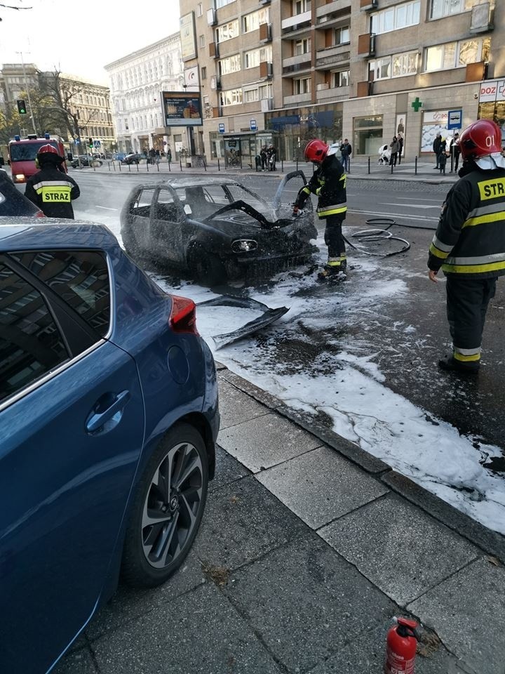 Pożar na Wojska Polskiego w Szczecinie. Samochód stanął w ogniu [ZDJĘCIA, WIDEO]