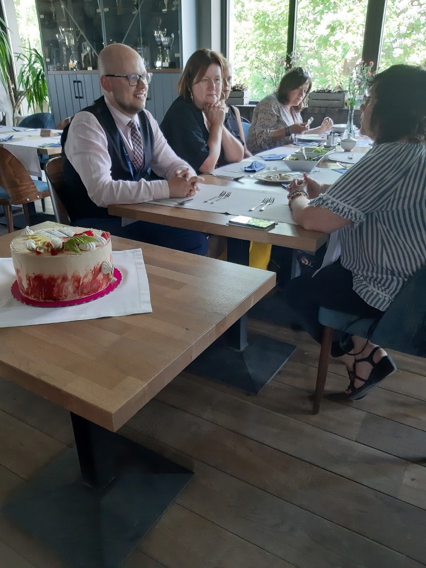 Tortowe marzenia zdobione jadalnymi kwiatami. Smakołyki z Cafe Ul Kawa i Kultura