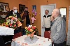 Jan Kocybowski z Samborca skończył 100 lat. Z życzeniami dla jubilata przyszli wójt, radna i sołtys. Zobacz zdjęcia