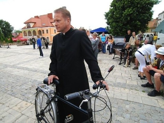 Artur Żmijewski, grający Ojca Mateusza z rowerem na rynku w Sandomierzu &#8211; taki obraz znany jest milionom Polaków. Wielu z nich chce zobaczyć miejsca związane z "Ojcem Mateuszem&#8221;.   