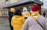 Żółty Mikołaj spacerował ulicami Opatowa i rozdawał prezenty. Zobacz zdjęcia