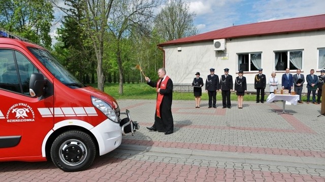 Wóz poświęcił kapelan ksiądz Zygmunt Lipiec