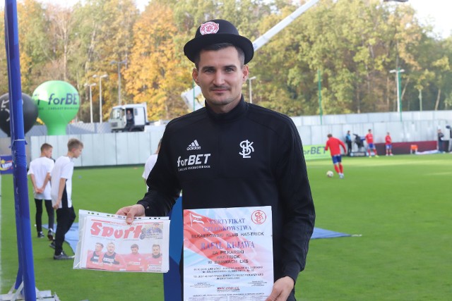Rafał Kujawa w meloniku i ze specjalnymi certyfikatami, potwierdzającymi zdobycie trzech goli w jednym meczu ŁKS