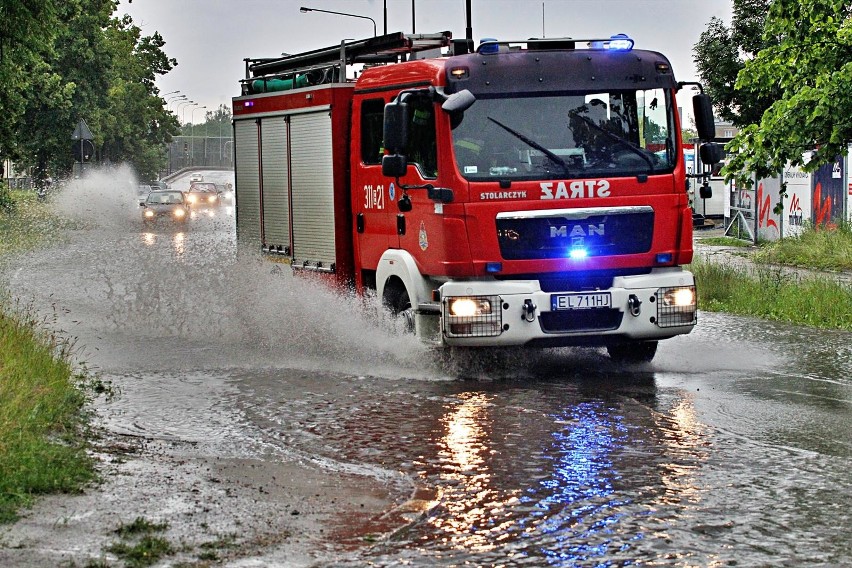 Niespokojna noc dla toruńskich strażaków z powodu obfitych opadów