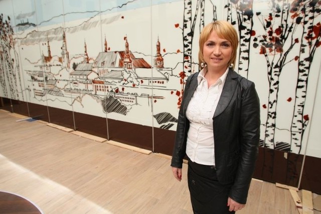 Anna Ciołak, Dyrektor Hotelu Tęczowy Młyn, prezentuje malowaną i wypalaną na szkle panoramę kielc, zdobiącą nowe Patio.