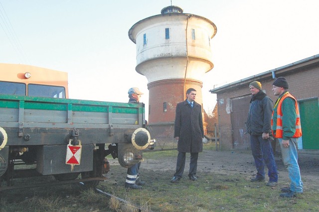 W grudniu 2009 roku burmistrz Kalisza Michał Hypki (w środku) po raz pierwszy rozmawiał z pracownikami Polskich Linii Kolejowych o przejęciu lokomotywowni i widocznej w tle wieży ciśnień oraz o zorganizowaniu turystyki drezynowej. W tym roku projekt zostanie zrealizowany. 