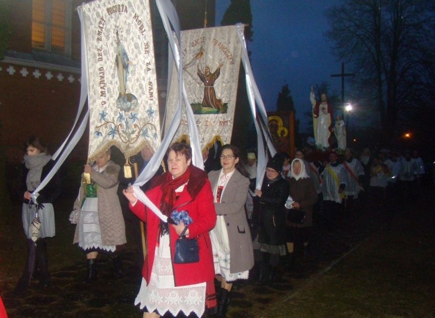 Uroczysta rezurekcja w Czarni. Fatalna pogoda nie przeszkodziła [ZDJĘCIA]