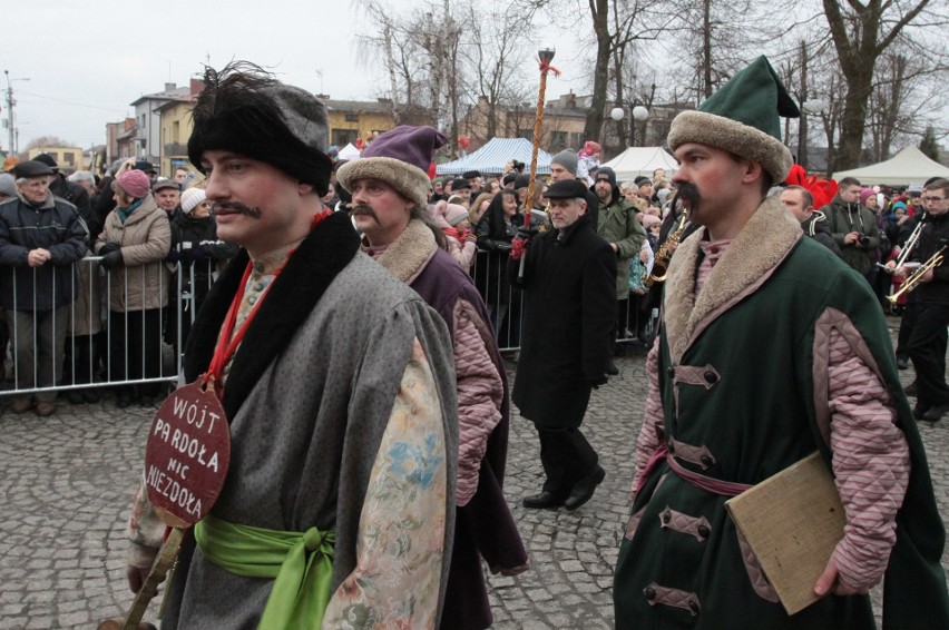 Gmina Jedlińsk. Ścięcie Śmierci 2018. Jedlińskie Kusaki - zwyczaj, który przetrwał kilkaset lat. Korowód przebierańców przeszedł ulicami 