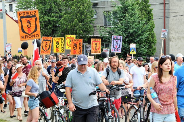 Mieszkańcy Mielca znów protestowali przeciwko działalności firmy Kronospan, a także bierności lokalnych polityków, którzy zdaniem protestujących, niewiele robią w tej sprawie. Protestujący zgromadzili się pod Pomnikiem Wolności, skąd przeszli pod Urząd Miasta. Tam na ręce pełniącego funkcję prezydenta Fryderyka Kapinosa, protestujący złożyli swoją listę postulatów.