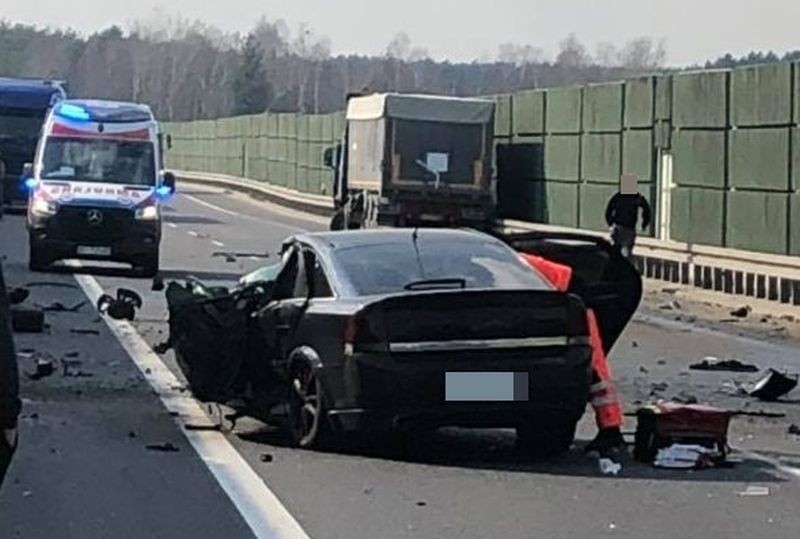 Wypadek na DK19. Czołowe zderzenie ciężarówki z oplem