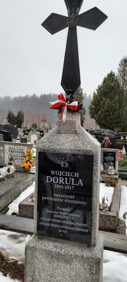Symboliczna mogiła Wojciecha Doruli na cmentarzu parafialnym...