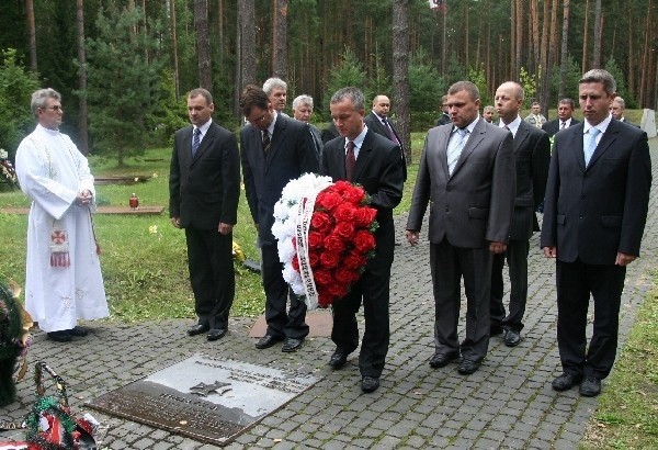 Ostrołęczanie oddali hołd pomordowanym w Katyniu (zdjęcia)
