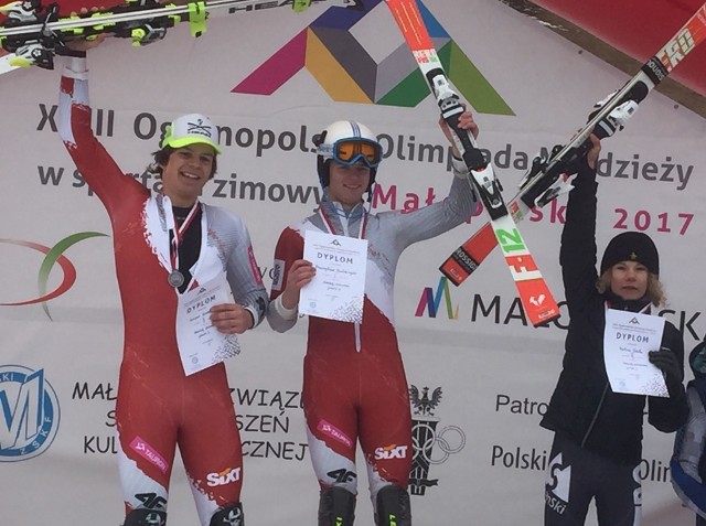 Bartosz Szkoła (z prawej) na podium po rozegraniu dwuboju slalomowego.