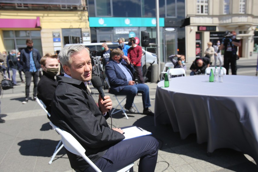 Robert Biedroń w Katowicach przed worcem kolejowym...