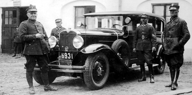 Spośród około 800 CWS-ów, które wyprodukowano w latach 1929-1931, pięćset miało nadwozia osobowe. Większość z nich trafiła do wojska i administracji państwowej. Tu auto z nadwoziem typu kareta.