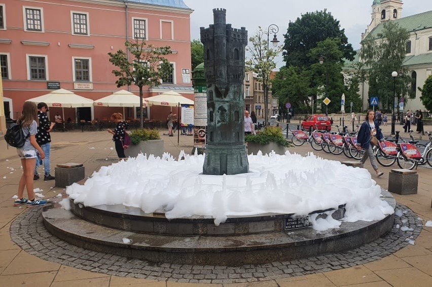 Piana w fontannie na Placu Wolności w Lublinie. Zobacz