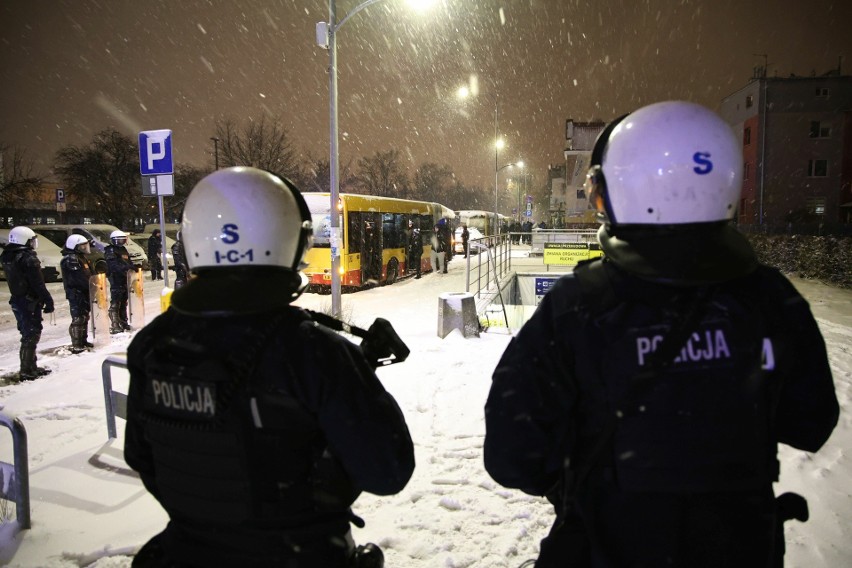Prawie 800 kibiców Lecha Poznań pociągiem dotarło do Kielc. Pod eskortą policji zostali przewiezieni na Suzuki Arenę na mecz z Koroną Kielce