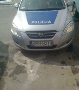 Policjanci z Lipska parkują na miejscu dla inwalidy?