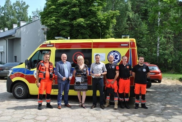 Nowa karetka została włączona do systemu ratownictwa w czwartek. Z tej okazji przedstawiciele władz gminy  powiatu spotkali się z personelem pogotowia w Białobrzegach.