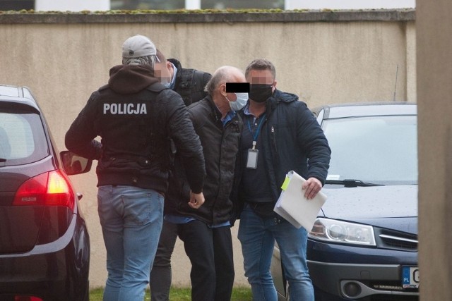 Interwencja policji w przychodni przy ul. Tuwima w Słupsku i doprowadzenie podejrzanego do prokuratury