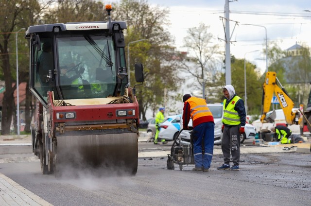 Do nocy z soboty na niedzielę potrwa asfaltowanie ronda na skrzyżowaniu ulic Grudziądzkiej, Warneńczyka i Bażyńskich. W niedzielę 30 kwietnia zostanie ono w pełni udostępnione dla ruchu