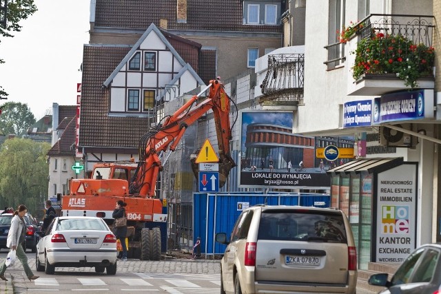 Nowa galeria handlowa budowana przez spółkę Hosso powstaje w miejscu starej Bryzy. Mieszkańcy skarżą się, że sprzęt budowlany i ciężarówki korkują okoliczne ulice.