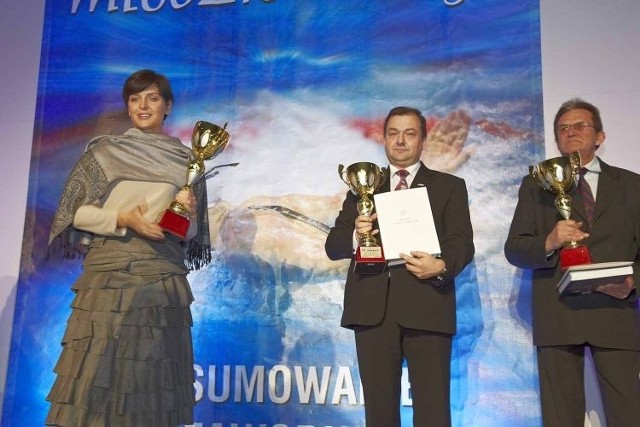 Joanna Mucha, ministra sportu, (z lewej), Włodzimierz Aleksiejuk, prezes UKS Kaliber (w środku) z pucharami