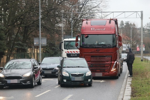 Cysterna i osobowa skoda zderzyły się przed wjazdem na skrzyżowanie Ślężnej z ul. Waligórskiego.