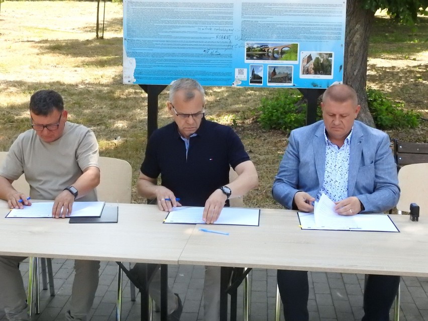 Burmistrz Karlina Waldemar Miśko podpisał umowy z...