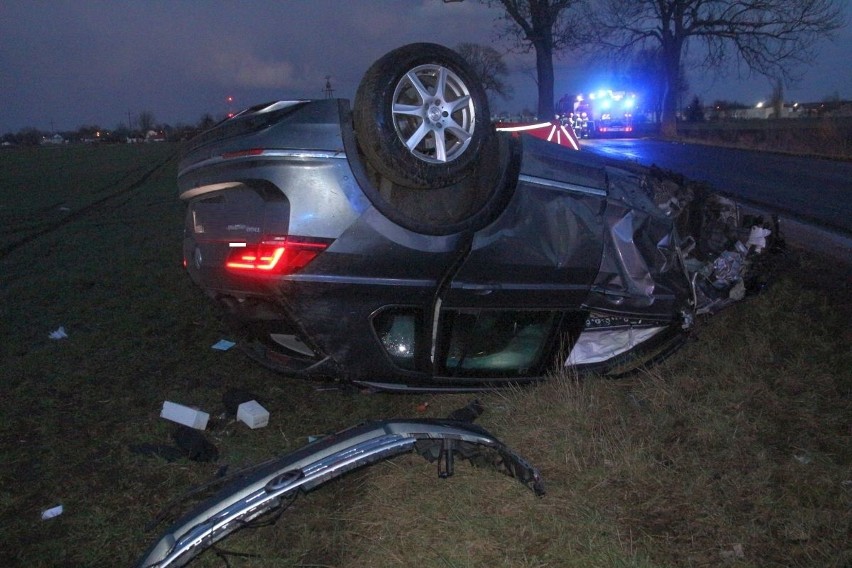 Tragiczny wypadek pod Inowrocławiem. Pojazd wypadł z drogi i dachował. Nie żyje kierowca