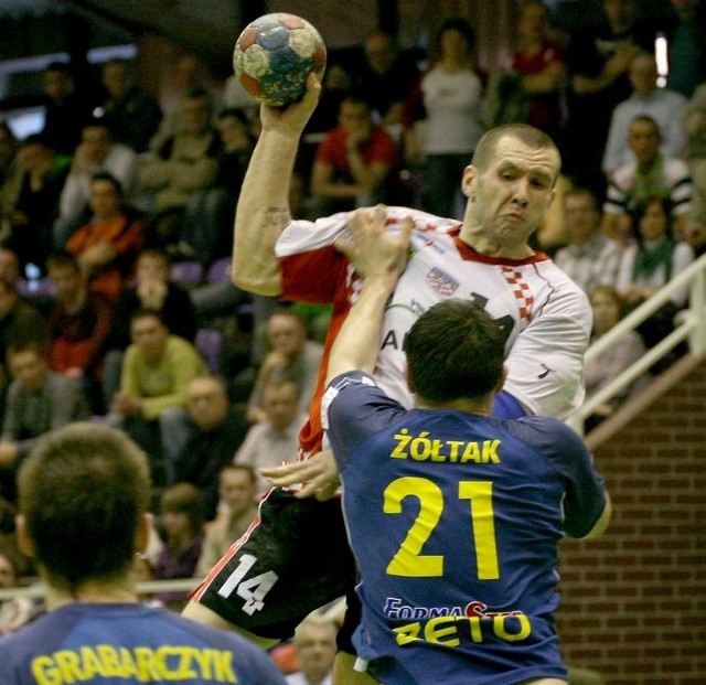 Najskuteczniejszym graczem Chrobrego był Krzysztof Misiaczyk (z piłką), ale jego bramki nie wystarczyły do awansu do półfinałów