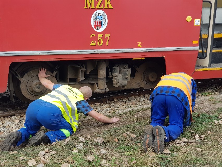 Wykolejony tramwaj po zderzeniu z autobusem na ulicy Wschodniej. Są ranni