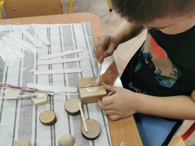 Dzieci na zajęciach w przedszkolu wspólnie pracowały przy stworzeniu makiety wymarzonej łazienki