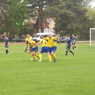 Piłkarze z Wąsewa w meczu z Krzyniakiem aż sześciokrotnie mogli cieszyć się ze zdobycia gola.
