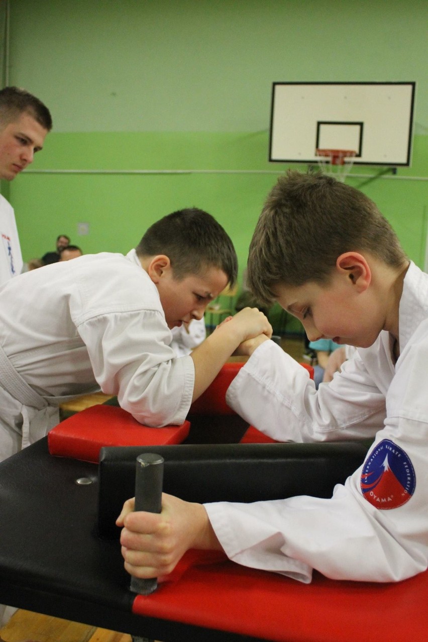 Turniej Młodego Siłacza po raz piąty w Kozienicach. Walczyli najmłodsi oraz dorośli karatecy