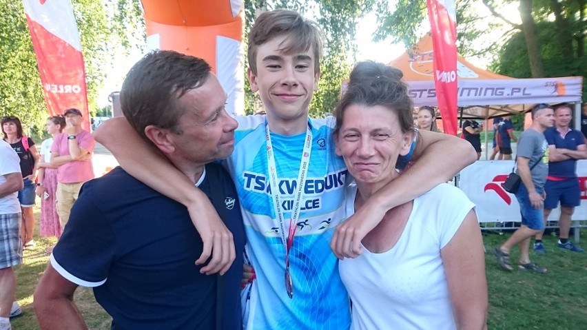 Rodzina Brzósków z Kielc z medalami mistrzostw Polski w triathlonie. Na podium rodzice i syn