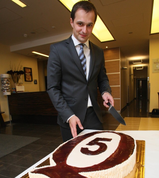 Dyrektor Qubus Hotel  w Kielcach Wojciech Wróblewski pokroił w piątek ogromny tort przygotowany specjalnie na piąte urodziny.