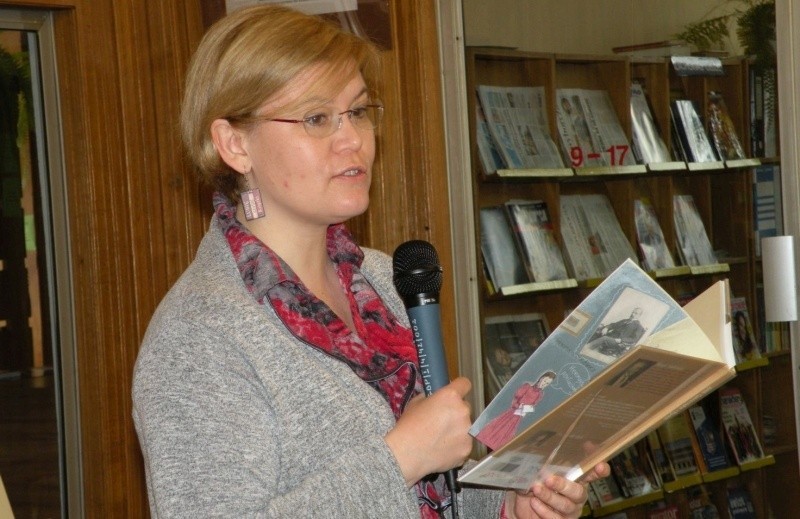 Pisarka Anna Czerwińska - Rydel w pińczowskiej bibliotece. Było o Chopinie i Skłodowskiej - Curie