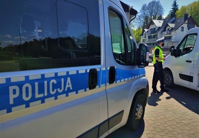 Policjanci Wydziału Ruchu Drogowego KPP w Bytowie zatrzymali w Barnowie do kontroli drogowej kierującego oplem. 60-latek był pijany.