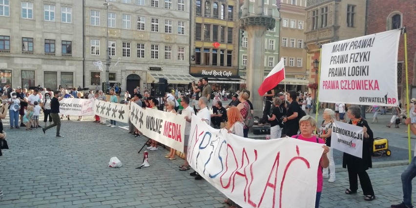 Protest pod wrocławskim pręgierzem. Śpiewali "Kocham wolność"