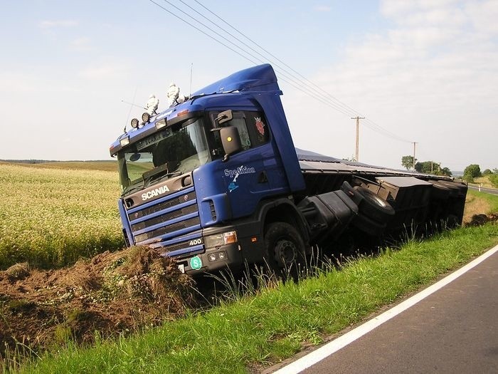 W piątek w nocy w Przesinie (gmina Miastko) kierowca TiR-a...