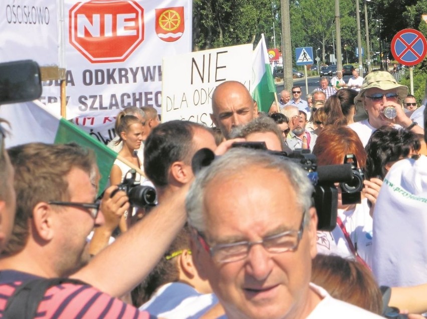 - Nie damy niszczyć naszej ziemi -  skandowali mieszkańcy...