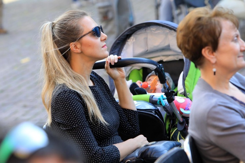 Życzenia na Dzień Matki: 26 maja przypada Dzień Matki. Niesamowite życzenia SMS! Oto najpiękniejsze życzenia dla waszych mam! 