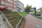 Katowice. Zdewastowane schody na Mikołowskiej szpecą wizerunek Śródmieścia. Czy PKP wreszcie podejmie działania?