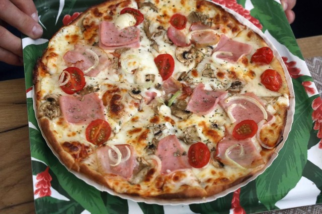 Gdzie zjemy najlepszą pizzę w Toruniu? Mamy kilku mocnych faworytów! Ostatnio na naszym fanpage'u na Facebooku, poprosiliśmy naszych Czytelników o opinie na temat najlepszych (ich zdaniem) restauracji serwujących pizzę w mieście. Odzew był naprawdę spory! Otrzymaliśmy od Was ponad 250 rekomendacji. Na tej podstawie stworzyliśmy ranking najlepszych pizzerii! Zobaczcie sami!Miejsca w naszym rankingu są uzależnione od liczby zdobytych przez daną pizzerię pozytywnych opinii od naszych Czytelników. Niektóre z restauracji zdobyły ich identyczną ilość, dlatego zostały sklasyfikowane "ex aequo". >>>>>
