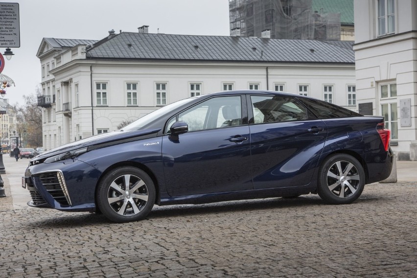 Toyota Mirai kosztuje w Niemczech równowartość ok. 350 000...
