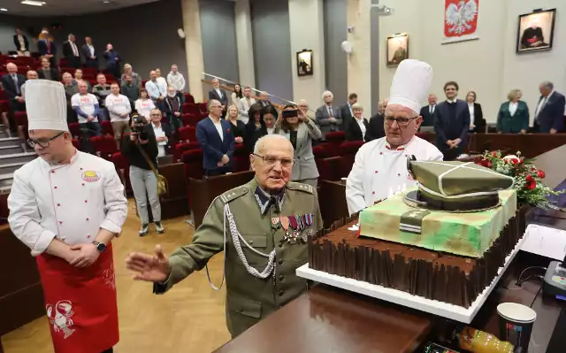 102 – letni płk Stefan Michalczak, ps. „Brzoza" i „Jodła” (w środku), oprócz honorowej odznaki "Zasłużony dla Województwa Podkarpackiego" otrzymał wspaniały tort zwieńczony wojskową rogatywką.
