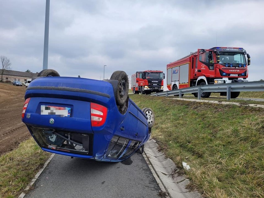 Osobowa skoda zjechała z drogi i spadła na ścieżkę rowerową....